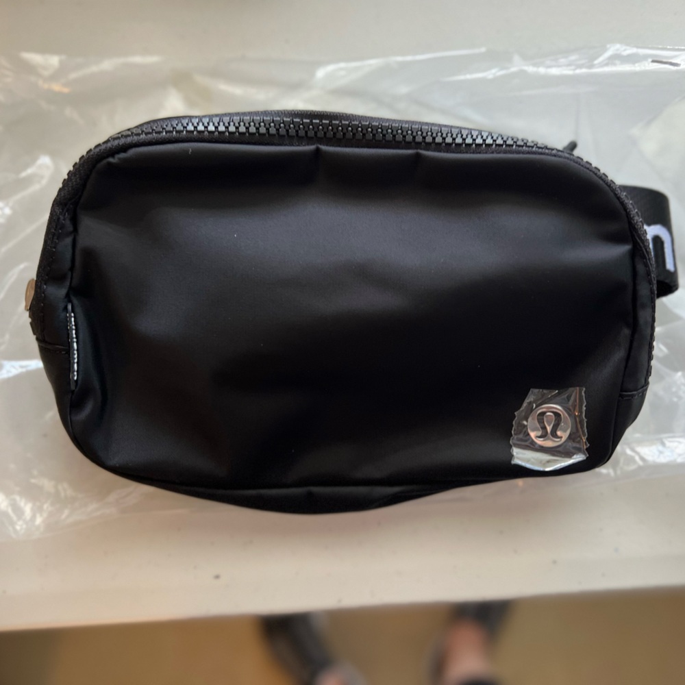 NWT Lululemon Everywhere Belt Bag Black/White Wordmark  New - Picture 7 of 10